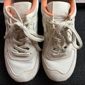 Womens New Balance Classics 574 Sneakers, Gently Used. Size 8